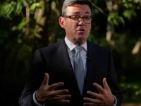Perdana Menteri Inggris Andy Burnham berbicara di ruang terbuka