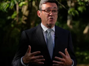 Perdana Menteri Inggris Andy Burnham berbicara di ruang terbuka