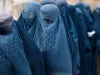 Ilustrasi beberapa perempuan Afghanistan berburqa biru berjalan beriringan di luar ruangan
