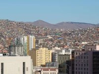 Gedung apartemen dan permukiman ger padat di perbukitan utara Ulaanbaatar, Mongolia
