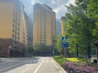 Deretan apartemen kuning di permukiman relokasi pengentasan kemiskinan di Fugong, Yunnan, Tiongkok