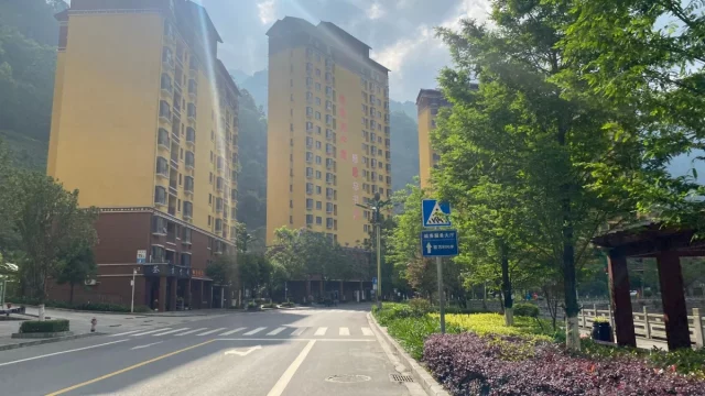 Deretan apartemen kuning di permukiman relokasi pengentasan kemiskinan di Fugong, Yunnan, Tiongkok