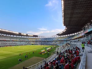 Suasana tribun Stadion Gelora Bung Tomo, Surabaya, saat sebuah pertandingan berlangsung