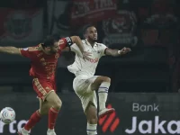 Pemain Persija berseragam merah berduel dengan pemain Arema FC berseragam putih di Stadion Patriot Candrabhaga