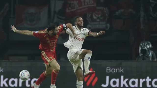 Pemain Persija berseragam merah berduel dengan pemain Arema FC berseragam putih di Stadion Patriot Candrabhaga