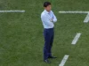 Shin Tae-yong berdiri bersedekap di pinggir lapangan saat Piala Dunia 2018