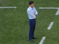 Shin Tae-yong berdiri bersedekap di pinggir lapangan saat Piala Dunia 2018