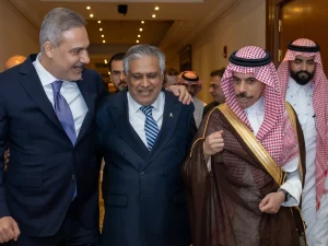 Menteri Luar Negeri Turkiye Hakan Fidan (kiri) bersama sejumlah pejabat di Riyadh