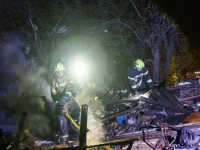 Petugas penyelamat memadamkan api di rumah yang hancur akibat serangan rudal Rusia di Kyiv