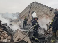 Petugas pemadam kebakaran bekerja di reruntuhan gedung kantor akibat serangan drone Rusia di Kharkiv