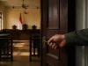 Ilustrasi pintu ruang sidang pengadilan negeri yang terbuka, kuncinya dipegang tangan berseragam hijau