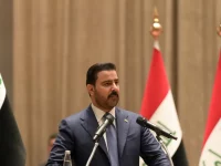 Perdana Menteri Irak Ali al-Zaidi berbicara di depan bendera Irak dalam sidang parlemen