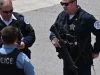 Petugas polisi bersenjata berjaga di Chicago, Illinois, Amerika Serikat