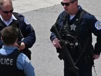 Petugas polisi bersenjata berjaga di Chicago, Illinois, Amerika Serikat
