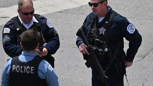 Petugas polisi bersenjata berjaga di Chicago, Illinois, Amerika Serikat