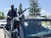Anggota Polisi Federal Ethiopia bersenjata berpatroli dengan truk pikap di Mekelle