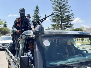 Anggota Polisi Federal Ethiopia bersenjata berpatroli dengan truk pikap di Mekelle