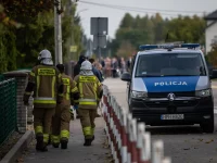 Petugas pemadam dan mobil polisi di lokasi serangan sekolah di Leszczydol-Nowiny, Polandia