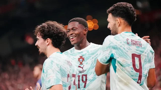 Vitinha merayakan gol Portugal bersama Nuno Mendes dan Goncalo Ramos