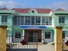 Gedung pos kesehatan Komune Son Trung berlantai dua berlatar perbukitan di Vietnam