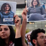 Aktivis mengangkat foto jurnalis Shireen Abu Akleh dalam unjuk rasa di Beirut