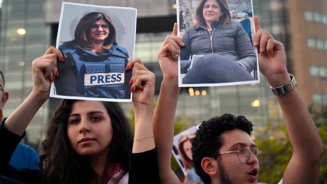 Aktivis mengangkat foto jurnalis Shireen Abu Akleh dalam unjuk rasa di Beirut