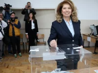 Presiden Bulgaria Iliana Iotova memasukkan surat suara dalam pemilu presiden di Sofia