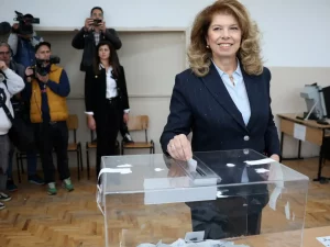 Presiden Bulgaria Iliana Iotova memasukkan surat suara dalam pemilu presiden di Sofia