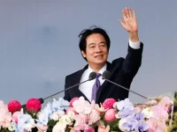 Presiden Taiwan William Lai Ching-te melambaikan tangan saat pidato Hari Nasional di Taipei