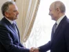 Presiden Rusia Vladimir Putin berjabat tangan dengan utusan khusus AS Steve Witkoff di Saint Petersburg