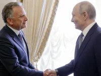 Presiden Rusia Vladimir Putin berjabat tangan dengan utusan khusus AS Steve Witkoff di Saint Petersburg