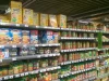 Ilustrasi rak makanan bayi dalam stoples dan kotak di supermarket Jumbo, Oude Pekela, Belanda