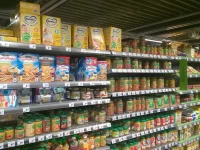 Ilustrasi rak makanan bayi dalam stoples dan kotak di supermarket Jumbo, Oude Pekela, Belanda