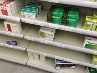 Rak obat flu yang sebagian besar kosong di sebuah apotek di Suzhou, Tiongkok, Desember 2022