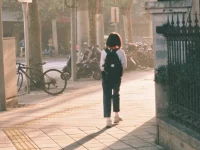 Ilustrasi seorang remaja perempuan beransel berjalan sendirian di trotoar kota saat pagi hari