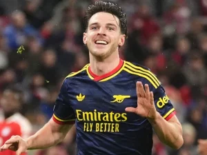 Declan Rice merayakan gol penyama kedudukan Arsenal di markas Bayern Muenchen
