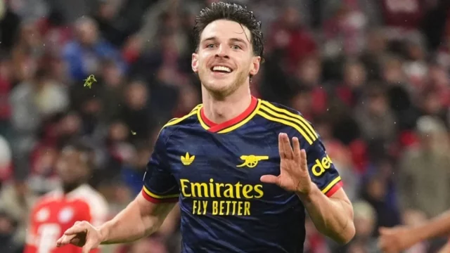 Declan Rice merayakan gol penyama kedudukan Arsenal di markas Bayern Muenchen