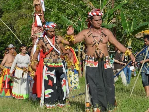 Ilustrasi para belian Dayak Tonyooi-Benuaq melakukan ritual adat di lapangan rumput, Kalimantan Timur