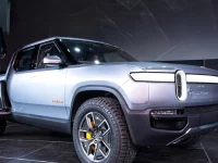 Pendiri dan CEO Rivian RJ Scaringe berdiri di samping truk listrik Rivian R1T