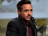 Aktor Robert Downey Jr berbicara di depan mikrofon dalam sebuah sesi panel