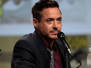Aktor Robert Downey Jr berbicara di depan mikrofon dalam sebuah sesi panel