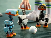 Robot Microduck bermain bola