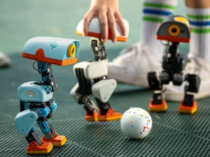 Robot Microduck bermain bola