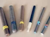 Ilustrasi enam rokok elektrik berbagai bentuk berjajar di atas meja kayu terang