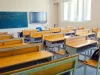 Ruang kelas kosong dengan deretan bangku kayu di sebuah sekolah di Chennai, India