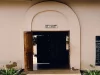 Pintu lengkung bangunan kelas lama di SD Mwisenge, Musoma, Region Mara, Tanzania, tanpa murid