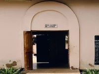 Pintu lengkung bangunan kelas lama di SD Mwisenge, Musoma, Region Mara, Tanzania, tanpa murid