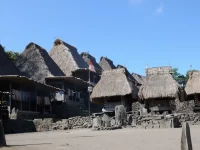 Ilustrasi: deretan rumah adat beratap ijuk dan batu megalit di Kampung Bena, Ngada, Flores