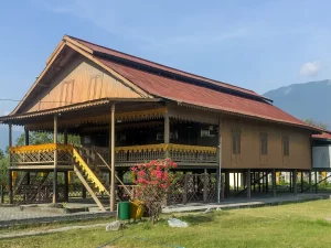 Rumah panggung kayu Sou Raja atau Banua Oge di Palu, Sulawesi Tengah