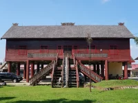 Ilustrasi rumah betang berdinding kayu merah di atas tiang tinggi, Buntok, Barito Selatan, Kalimantan Tengah